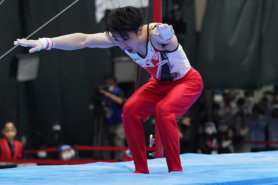 鉄棒決勝で着地を完璧に決めた内村航平、込められた想いとは【写真:Getty Images】